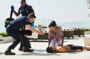 Die Feuerwehrleute Hen (Aisha Hinds, l.) und Bobby (Peter Krause, 2.v.l.) kämpfen um das Leben eines Jungen (Glenn Fernandez, r.), nachdem seine Mutter (Lissa Pallo, 2.v.r.) bei Abby in der Notrufzentrale um Hilfe gerufen hat ...