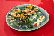 Gericht: Lachs-Röllchen mit japanischer Dashi-Mayonnaise und Koriander-Salsa von Aaron Bettner.