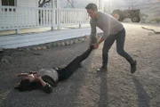 Lucy Chen (Melissa O’Neil) versucht, aus den Fängen von Caleb Wright (Michael Cassidy) zu entkommen, aber sie wird von ihm erneut überwältigt.