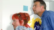 Rita (Gaby Köster) und Horst (Frank Vockroth) horchen an Markus' Zimmertür, ob da nicht die Schranktür geöffnet wurde, wo die Kondome aufbewahrt werden...