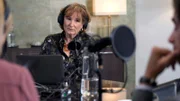Hannah (Nicola Walker) und Nathan (Stephen Mangan) sind zu Gast in Ruths (Deborah Findlay) Podcast.