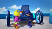 Alvin (l.) und Simon besteigen als Superhelden für den Wettbewerb das von Simon entworfene Munk-Mobil.