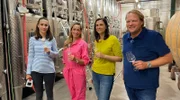 Die Moderatoren Tamina Kallert und Björn Freitag mit Dorothee und Karoline Gaul vom Weingut Gaul. Hier lernen sie wie eine Gärkontrolle funktioniert.
