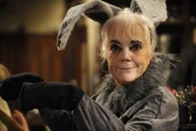 Unfreiwillig muss Theresa Brunner (Ursula Erber) die Rolle des Esels im Krippenspiel übernehmen.