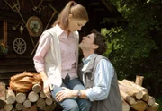10 Uhr im Ersten. Bei einer romantischen Wanderung gesteht Alexander (Gregory B. Waldis, r.) Laura (Henriette Richter-Röhl, l.) seine Liebe.