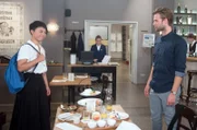 Simon (Thore Lüthje, r.) versucht Ellen (Yun Huang, l. mit Komparsin, h.) zu beeindrucken, damit sie ihm beim Studium hilft.
