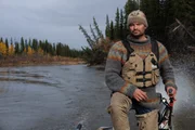 Michael Manzo fährt mit seinem Kanu zurück zum Camp am Gulkana-Fluss.