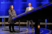 Moderator Alexander Bommes mit der Kandidatin Anna Döring.