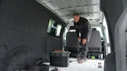 Gerade im Winter haben die Jungs von der Van-Haltestelle ordentlich zu tun. Stinknormale Transporter bauen sie in gemütliche Wohnmobile um.
