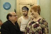 Frank (Danny DeVito, l.) gräbt alte Geschichten aus und trifft sich mit einem One Night Stand den er vor 30 Jahren hatte - Bonnie Kelly (Lynne Maria Stewart, r.), Charlies Mutter. Charlie (Charlie Day, M.), der seinen Vater nicht kennt, zählt nun eins und eins zusammen ...