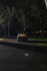 Ein Mann und eine Frau sitzen in einem geparkten Auto