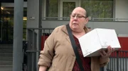 Wiedersehen mit der Leverkusenerin Astrid. Die 59-jährige Rentnerin lebt in einem Hochhausblock in Rheindorf. Hier ist sie auf alle Eventualitäten vorbereitet, denn Astrid kauft gerne langhaltbare Lebensmittel aus Vorrat.