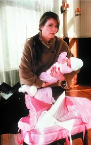 Kindesentführerin Eva Oswald (Ursula Andermatt) hat sich mit dem Baby (Paula Nikolussi) am Land einquartiert.