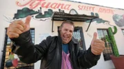 Chefkoch und Eigentümer Jesus Carmona posiert vor dem Tacos Mariachi in Dallas, Texas, wie in der Folge 2802 von Diners, Drive-Ins and Dives des Food Network zu sehen.