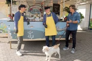 Ben (Hakim Michael Meziani, r.) und Walter (Ludger Burmann, M.) sorgen sich um Anton (Jean-Luc Caputo, l.), der ständig mies gelaunt ist.