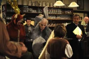 Unfreiwillig übernehmen Alois und Theres die Rolle von Ochs und Esel. Von links: Alois Preissinger (Erich Hallhuber sen.) und Theresa Brunner (Ursula Erber).