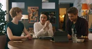 Eine Weddingplannerin (Lena Lademann, M.) gibt Lena (Sarah Bauerett, l.) und Marek (Markus "Maeckes" Winter, r.) Tipps, wie sie ihre Hochzeit nachhaltig feiern können.