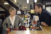Jannick (Mike Adler, r.) ermutigt Anna (Jeanette Biedermann, l.) ihren Zielen zu folgen und rät ihr, sich bei "Darcy & Doyle", der direkten Konkurrenz von Broda & Broda, zu bewerben.