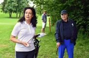 Die Immobilienmaklerin Jenny Winter (Barbara Wussow, l.) versucht sich beim Golfen wieder bei Wöller (Fritz Wepper, r.) einzuschmeicheln. Im HG Wöllers Referent Alex Rauscher (Jakob Geßner).
