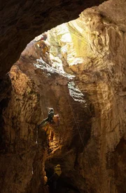 Birgit Eberharter (Verena Altenberger) und Raffaela Pardeller (Sabine Timoteo) seilen sich in der Höhle ab.
