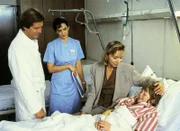 Beate von Auenwald (Monika Peitsch, re.) dankt Dr. Stefan Frank (Sigmar Solbach), dass er das Leben ihres Sohnes Oliver (Oliver Grober) gerettet hat. Schwester Eva (Irina Wanka) freut sich, dass es Oliver wieder besser geht.