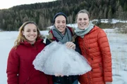 Unser Körper reagiert auf Kälte mit vielen Schutzmechanismen. Welche das sind und wann Kälte für den Menschen gefährlich wird, das klärt der Checker mit Eisschwimmerin Ines (l.) und Ärztin Anja (r.).