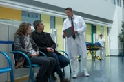 Im Krankenhaus warten Maja Körner (Janina Fautz) und Dr. Martin Gruber (Hans Sigl, M.) gemeinsam auf die Untersuchungsergebnisse, die Dr. Alexander Kahnweiler (Mark Keller, r.) ihnen mitteilt.