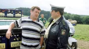 Das Auto voll mit Bierkisten, die vor Geschäftsschluß noch in volle getauscht werden müssen, gerät Benno (Willi Thomczyk, li.) in eine Polizeikontrolle. Nun fordert ihn der Polizist (Axel Krauss) auch noch auf, den Kofferraum auszuladen. Benno regt sich auf: Wozu der ganze Aufstand?