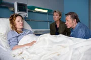 Nina Sieveking (Wanda Perdelwitz, l.) muss sich von ihrer schweren Schussverletzung erholen. Frau Küppers (Saskia Fischer, M.) und Dirk Matthies (Jan Fedder, r.) besuchen sie im Krankenhaus.