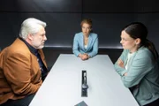 Die Kommissare Stadler (Dieter Fischer, l.) und Beck (Michaela Weingartner, r.) befragen die Praxismanagerin Tanja Frey (Julia Uttendorfer, M.) zu ihrer Beziehung zum Opfer.