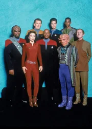 Lt. Commander Worf (Michael Dorn), Chief O'Brien (Colm Meaney), Doktor Julian Subatoi Bashir (Alexander Siddig), Quark (Armin Shimerman), Odo (Rene Auberjonois), Major Kira (Nana Visitor), Lt. Commander Jadzia Dax (Terry Farrell), Captain Sisko (Avery Brooks), Jake Sisko (Cirroc Lofton).