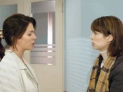 MDR Fernsehen IN ALLER FREUNDSCHAFT FOLGE 212, "Annäherung", am Freitag (07.11.14) um 11:45 Uhr. Dr. Elena Eichhorn (Cheryl Shepard) teilt Sabine Ehlers (Tanya Neufeldt) das Ergebnis der Operation von Sabines Mann, Kai mit. Die erste OP verlief problemlos, allerdings droht Kai aufgrund einer Wirbelverletzung eine Querschnittslähmung. Eine weitere Operation muss möglichst schnell durchgeführt werden.