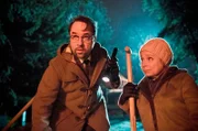 Nachts auf dem Friedhof: Hier hoffen Silke Haller (ChrisTine Urspruch, rechts) und Prof. Karl-Friedrich Boerne (Jan Josef Liefers, links) auf neue Erkenntnisse zu stoßen.