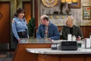 Während sich Arthur über einen Streich ärgert, finden Randy (Katey Sagal, l.), Tush (David Koechner, M.) und Fawz (Maz Jobrani, r.) den traditionellen Scherz eigentlich ganz witzig ...