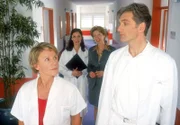 Nikola (Mariele Millowitsch, li.) und Schmidt (Walter Sittler) sind sich das erste Mal einig: Die neue ¤rztin Dr. Steiner (Bettina Hauenschild, hi.li.) ist eine Schreckschraube! (hi.re. Petra Zieser als Frau Springer)