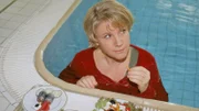 Nikola (Mariele Millowitsch) muss ihr Mittagessen im Pool zu sich nehmen.