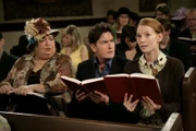 Conchata Ferrell (l), Charlie Sheen (m)