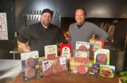 Fleischsommelier und Metzgermeister Michael Schmitz (l.) und Björn Freitag (r.) nehmen Burger-Fertigpattys unter die Lupe.