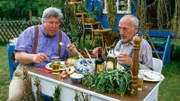 Sie schmecken und wachsen gegen viele Zipperlein - Peter (Peter Lustig, r.) zeigt seinem Nachbarn Paschulke (Helmut Kraus, l.), dass Kräuter gut tun und was in ihnen steckt.