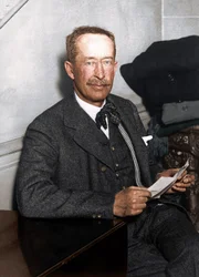 Ancient Aliens Season10 EP Ancient Aliens Unerklaerliche Phaenomene Staffel 10 EP Der Fluch der Pharaonen  Egyptologist George Carnarvon posing for a photograph on his return from Egypt.