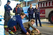 V.l.: Otis (Yuri Sardarov), Gabriela Dawson (Monica Raymund), Matthew Casey (Jesse Spencer), Jimmy Borrelli (Steven R. McQueen), Chili (Dora Madison), Sylvie Brett (Kara Kilmer). Die Verwendung des sendungsbezogenen Materials ist nur mit dem Hinweis und Verlinkung auf TVNOW gestattet.