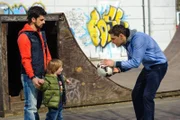 Der talentierte Fußballer, der Can (Volkan Isbert, l.) und Alexander (Ralf-Maximilian Prack, 2.v.l.) auf Anhieb beeindruckt, stellt sich ihnen als Joscha Degen (Carlo Degen) vor.