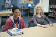 Abed Nadir (Danny Pudi, l.); Britta Perry (Gillian Jacobs, r.)