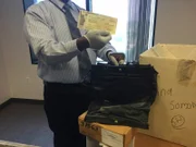 Ein Mann hält einen Papierschein in der Hand.