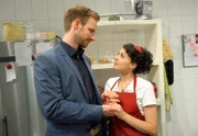 Leonard (Christian Feist, l.) überrascht Pauline (Liza Tzschirner, r.) mit einem konkreten Hochzeitstermin.