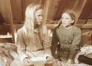 Laura (Melissa Gilbert, r.) lässt ihrer Schwester Mary (Melissa Sue Anderson, l.) keine Ruhe. Die weigert sich jedoch, den Brief ihres Verlobten laut vorzulesen.