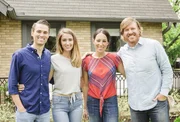 F&uuml;r ein Budget von 200.000 Dollar m&ouml;chten sich Matt (l.) und Samantha (2.v.l.) ihren Traum vom eigenen Haus erf&uuml;llen. K&ouml;nnen Chip (r.) und Joanna (2.v.r.) ihre Vorstellungen umsetzen?