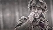 Ein Soldat raucht eine Zigarre