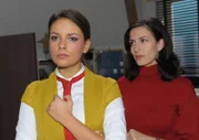 Jasmin (Janina Uhse, li.) ist enttäuscht und sauer, dass Katrin (Ulrike Frank) Dominik von ihren Vorbehalten zu dem anstehenden Umzug erzählt hat.
