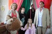 Major Carl Ribarski (Stefan Jürgens, 2.v.r.) bringt Enzo Strobl (Martin Feifel, r.), seine Ehefrau Sissi (Natalie O'Hara, l.) sowie deren Kinder Toni (Simon Morzé, 2.v.l.) und Stella (Anna Katharina Thomashoff, M.) an einen sicheren Ort.
